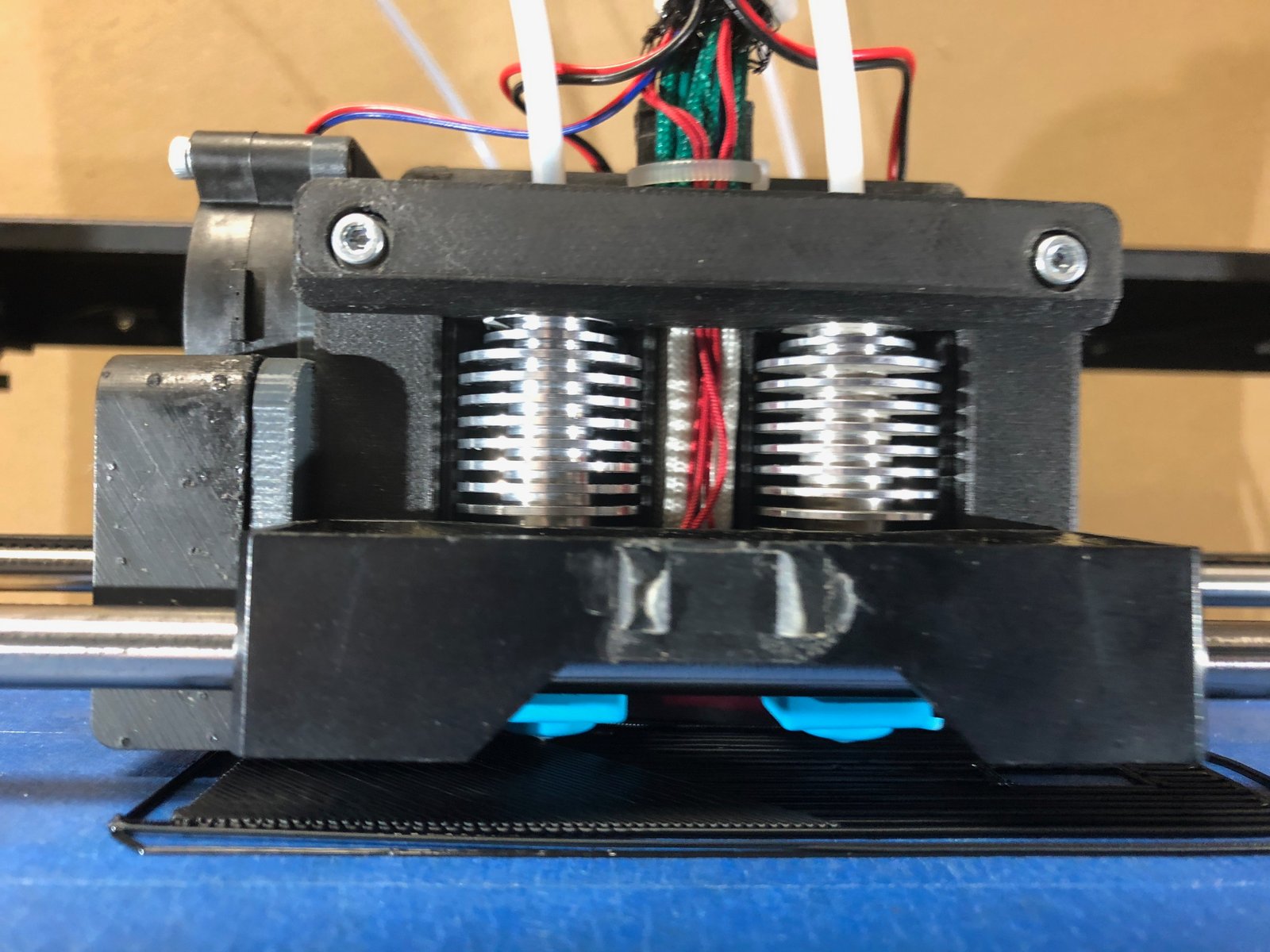  The final carriage assembly, printed in Onyx nylon with carbon fiber reinforcement fiber. The two e3d hotends can safely achieve +300ºC in under two minutes! 